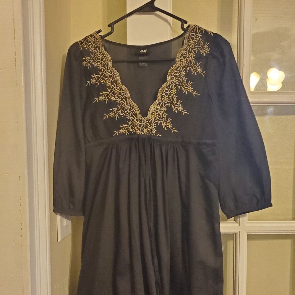Low v-neck lightweight polyester dress